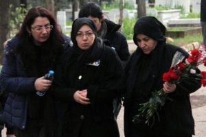 &Ouml;zgecan'ın annesinden Emine Erdoğan'a siyah baş&ouml;rt&uuml;s&uuml;
