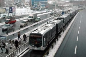 Rampa &ccedil;ıkamayan metrob&uuml;sler uzun kuyruk oluşturdu
