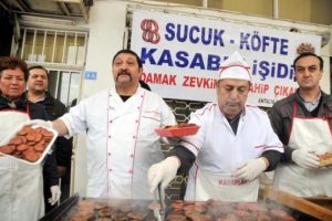 Kasaplar, protesto i&ccedil;in sucuk ve k&ouml;fte dağıttı