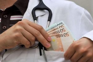 Hastanelerdeki korkun&ccedil; "r&uuml;şvet &ccedil;arkı" işte b&ouml;yle gizleniyor!