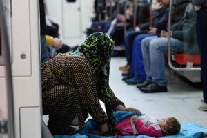 Suriyeliler soğuktan metroya sığındılar