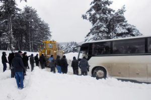 Cenazeye giderken yolda mahsur kaldılar