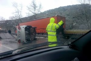 Otomobil, duran TIR'a &ccedil;arptı!