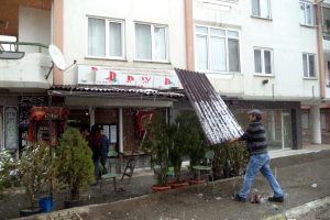 Zabıta G&uuml;zelyalı'da &ccedil;ıkmaları kaldırıyor