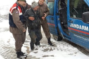 Donmak &uuml;zere olan &ccedil;obanın imdadına jandarma yetişti