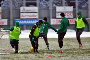 Bursaspor kar altında &ccedil;alıştı