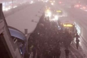 Metrob&uuml;s duraklarında yine izdiham!