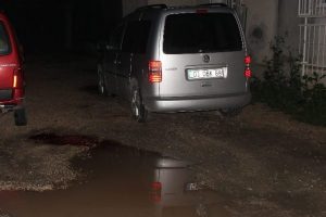 Evinin &ouml;n&uuml;nde silahlı saldırıya uğradı