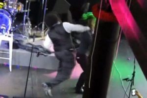 &Uuml;nl&uuml; şarkıcı sahnede kadın hayranını yumrukladı!