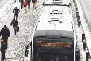 İstanbul'da toplu taşıma &ccedil;&ouml;kt&uuml; işe giden y&uuml;r&uuml;d&uuml;