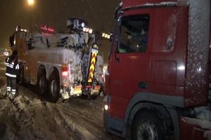 TEM'de mahsur kalan TIR'lar yoldan kaldırılıyor