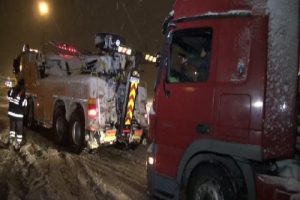 TEM'de mahsur kalan TIR'lar yoldan kaldırılıyor