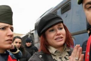 Deniz Seki i&ccedil;in kamera karşısına ge&ccedil;iyorlar...