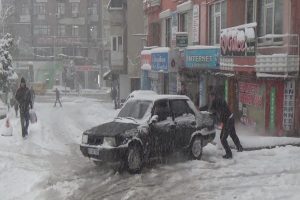 Bursa'da kar yağışı hayatı fel&ccedil; etti!