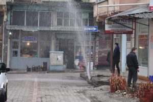 Otomobilin patlattığı su borusu zor anlat yaşattı
