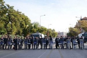 Polislere b&uuml;y&uuml;k m&uuml;jde