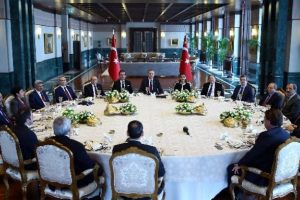 Cumhurbaşkanlığı Sofrası'nda g&uuml;ndem "Başkanlık sistemi"