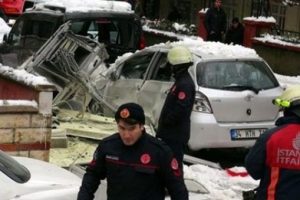 Kadık&ouml;y'de patlama: Ara&ccedil;lar ve iş yerleri zarar g&ouml;rd&uuml;