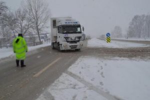 Bursa-Ankara Yolu TIR ge&ccedil;işine kapandı