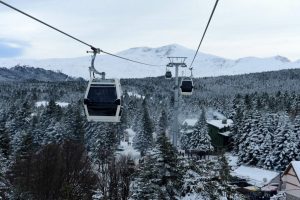 Uludağ'ın misafirleri teleferiği tercih ediyor