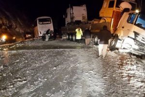 İneg&ouml;l'de kar yağışı hayatı fel&ccedil; etti