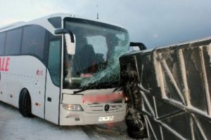 Yolcu otob&uuml;sleri birbirine girdi: 35 yaralı