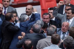 Yine kavga! CHP'li vekil merdivenlerden d&uuml;şt&uuml;!