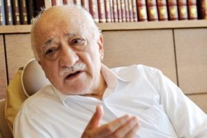 Kırmızı b&uuml;ltenin eli kulağında