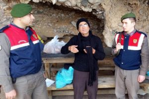 İnsanlara kızdı, dağda mağaraya gitti