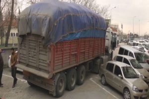 Bursa'da  90 bin paket ka&ccedil;ak sigara ele ge&ccedil;irildi
