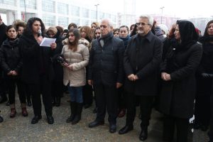 Nil&uuml;fer Belediyesi &ccedil;alışanlarından kadına şiddet tepkisi
