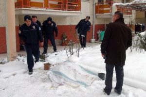 Eve kilitlenince pencereden atladı