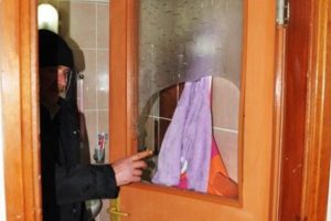 Gizlice evine girdiği gen&ccedil; kadını kemerle boğmaya &ccedil;alıştı