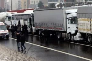 TEM'i kilitleyen kaza: 1'i ağır 3 yaralı