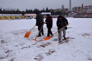 Eskişehir Atat&uuml;rk stadında kar temizleme &ccedil;alışmaları