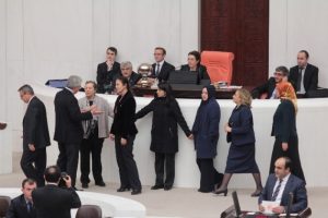 AK Partili kadın vekillerden Meclis'te zincirli koruma
