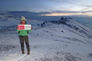 T&uuml;rk kadın dağcı Kilimanjaro'ya tırmandı