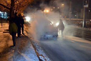 Yanan otomobilini kendisi s&ouml;nd&uuml;rd&uuml;
