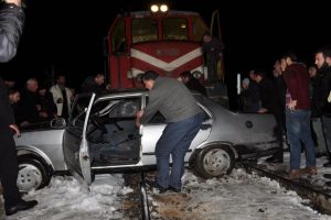 Tren otomobile &ccedil;arptı: Biri ağır 2 yaralı