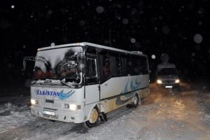 &Ouml;ğretmen ve &ouml;ğrenciler donmaktan son anda kurtarıldı