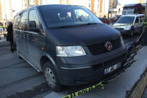 Tramvay yoluna giren minib&uuml;s dehşet sa&ccedil;tı