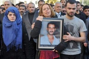 Annesi Fırat &Ccedil;akıroğlu'nun fotoğrafını bırakmadı