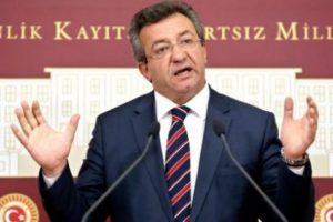 Ayşenur Bah&ccedil;ekapılı'yı eşkıyalıkla su&ccedil;ladı