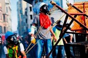 Artık molotof silah maske de su&ccedil; aleti