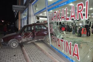 Bursa'da 3 araca &ccedil;arpan otomobil alışveriş merkezine girdi