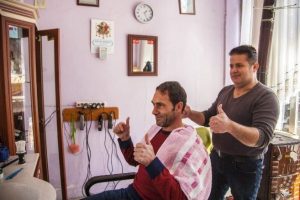 10 yıldır işaret diliyle tıraş yapıyor