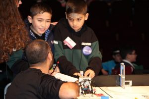Bursa'da k&uuml;&ccedil;&uuml;k bilim adamları robotlarını yarıştırdı