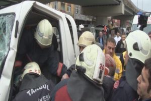 Beyoğlu'nda kamyonet halk otob&uuml;s&uuml;ne &ccedil;arptı