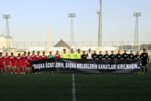 Kadın futbolcular &Ouml;zgecan'ı unutmadı!