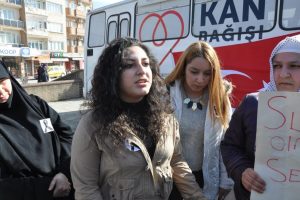 Bursalı gen&ccedil; kadınlar &Ouml;zgecan i&ccedil;in y&uuml;r&uuml;d&uuml;!